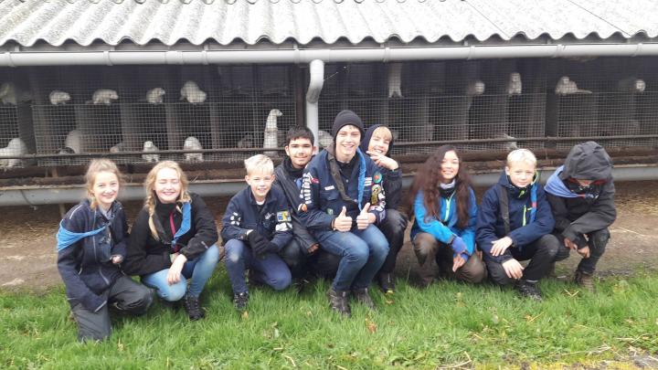 Troppen besøger en minkfarm
